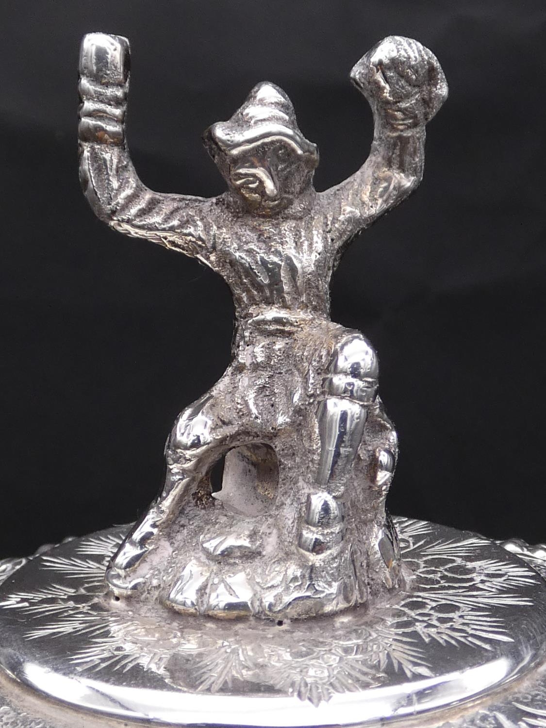 A silver plated and cut glass claret jug with repousse detailing. The glass jug has an engraved star - Image 5 of 8