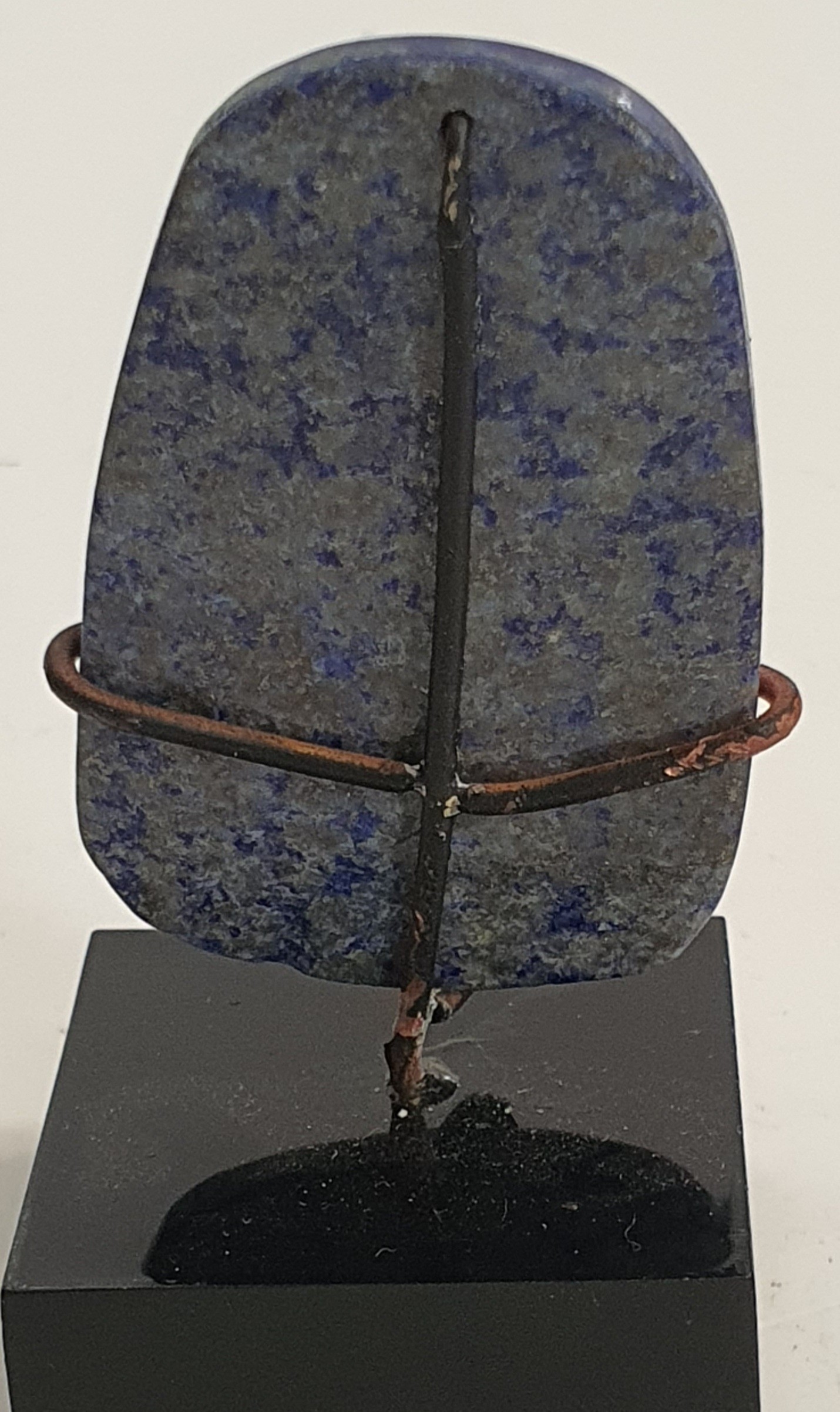 A Chinese Lapis Lazuli pendant carved with a Buddha. Mounted on a metal display stand. H.5.5cm - Image 3 of 3