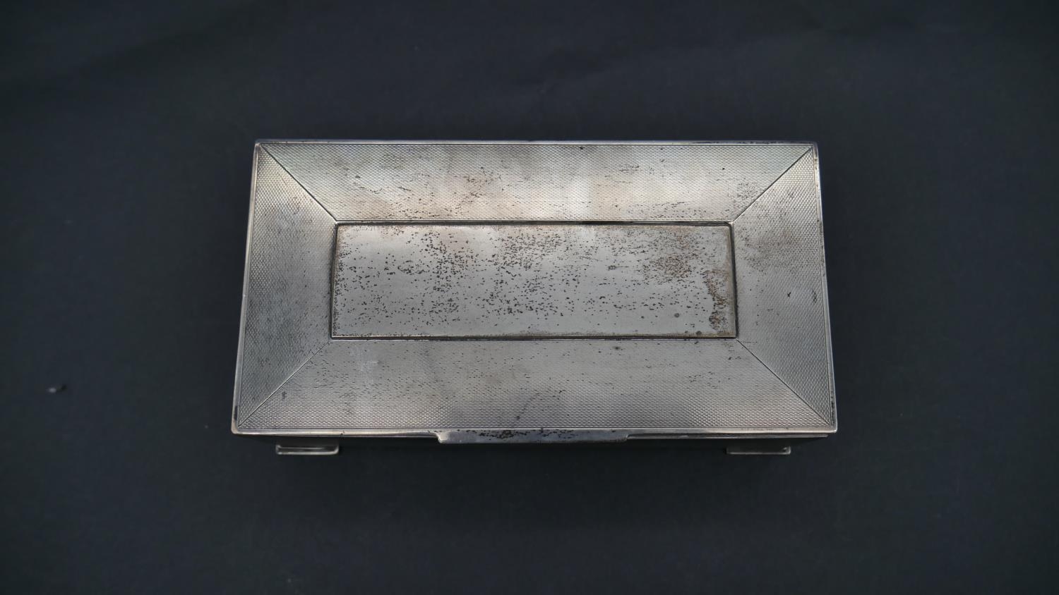 An Art Deco cedar lined two compartment engine decorated silver cigarette box. Hallmarked: HA for - Image 5 of 5