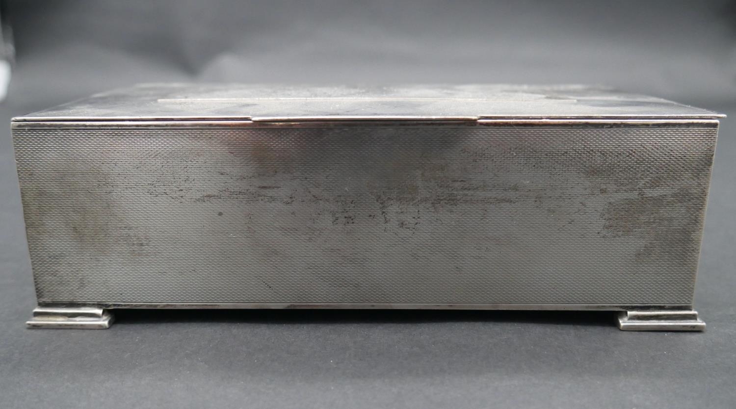 An Art Deco cedar lined two compartment engine decorated silver cigarette box. Hallmarked: HA for - Image 4 of 5