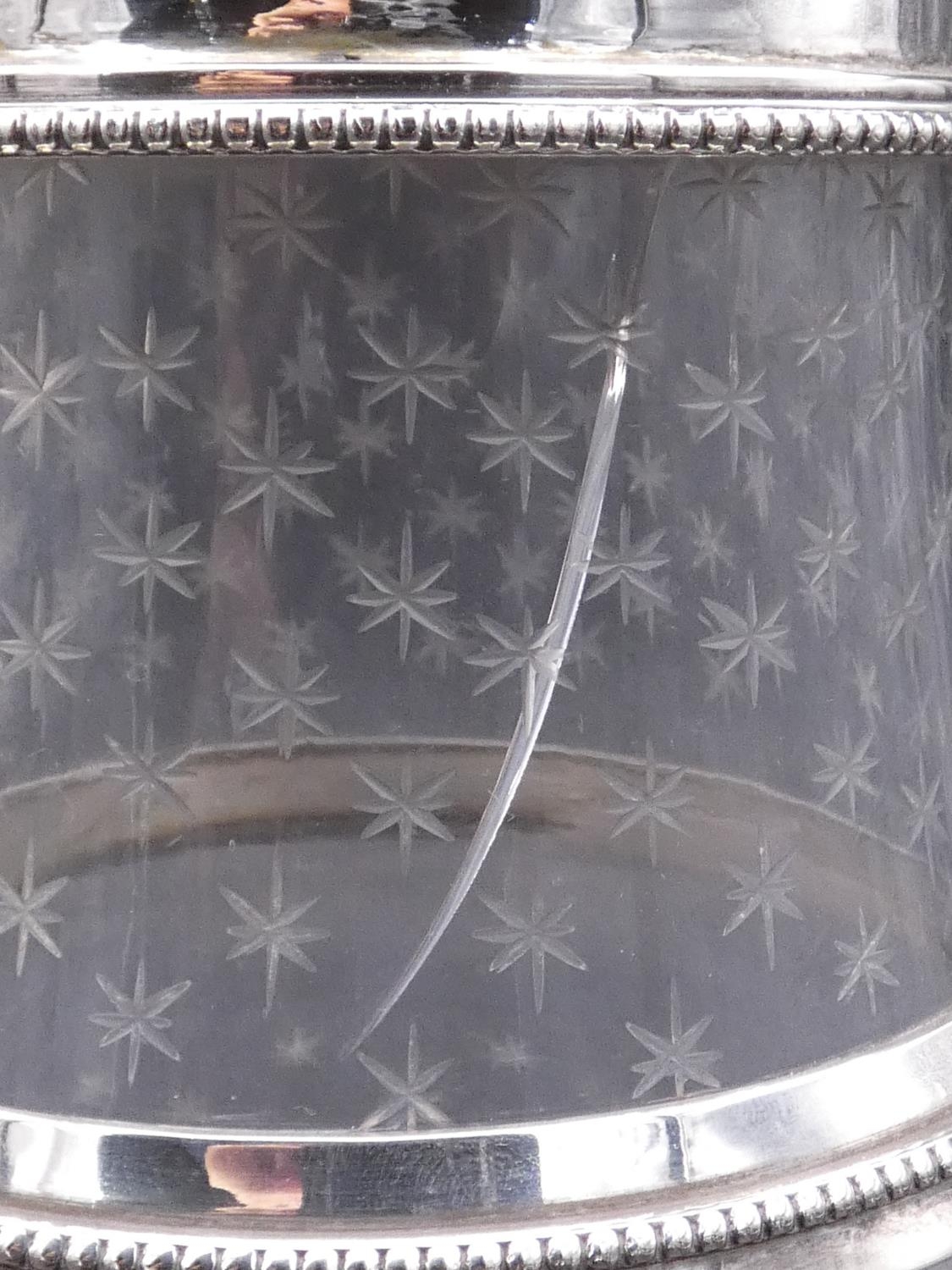 A silver plated and cut glass claret jug with repousse detailing. The glass jug has an engraved star - Image 7 of 8