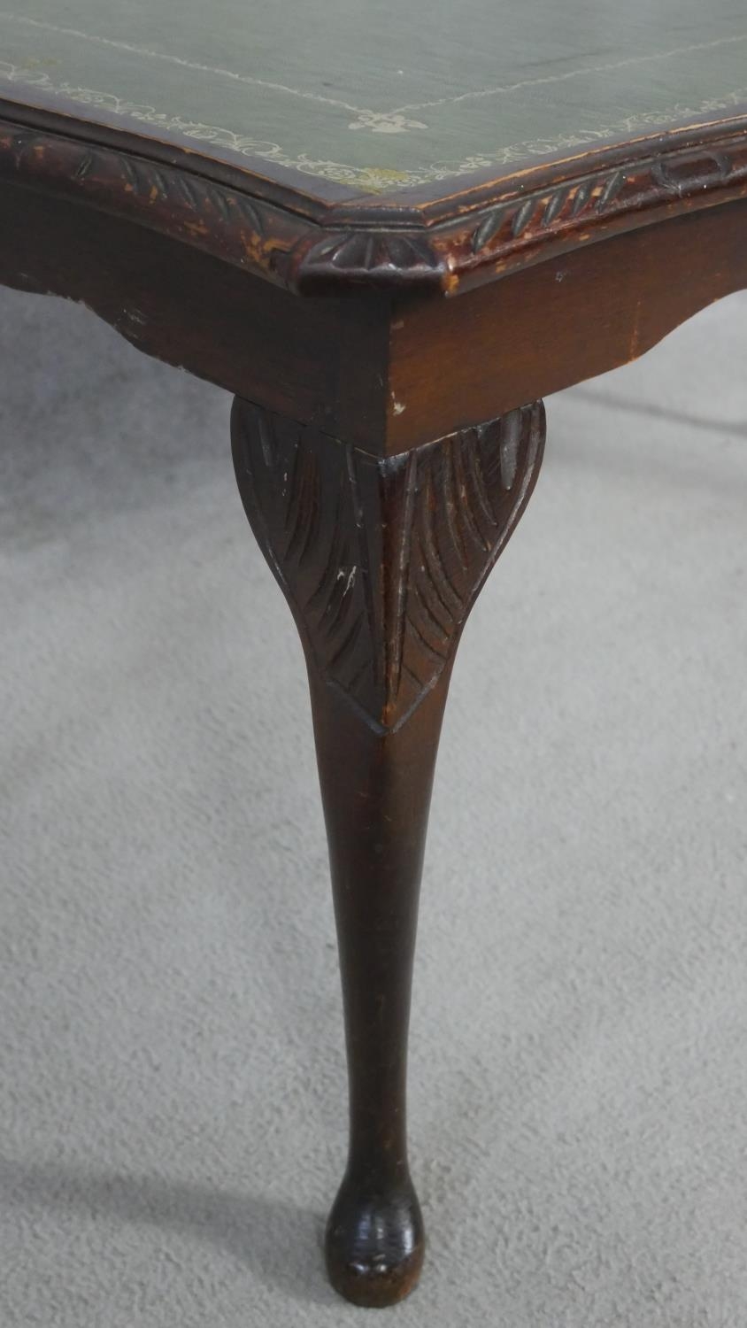 A Georgian style mahogany coffee table with inset plate glass top and tooled leather insert on - Image 4 of 5