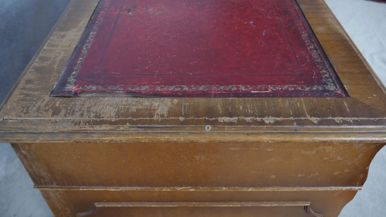 A Georgian style mahogany three section pedestal desk with inset leather top on shaped bracket feet. - Image 5 of 5