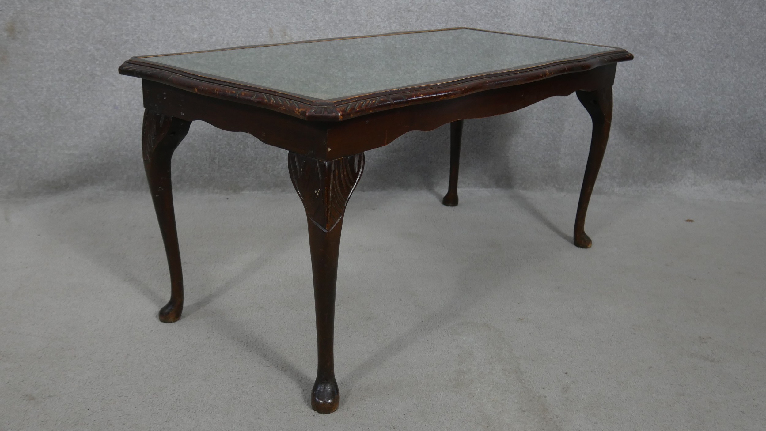 A Georgian style mahogany coffee table with inset plate glass top and tooled leather insert on - Image 2 of 5