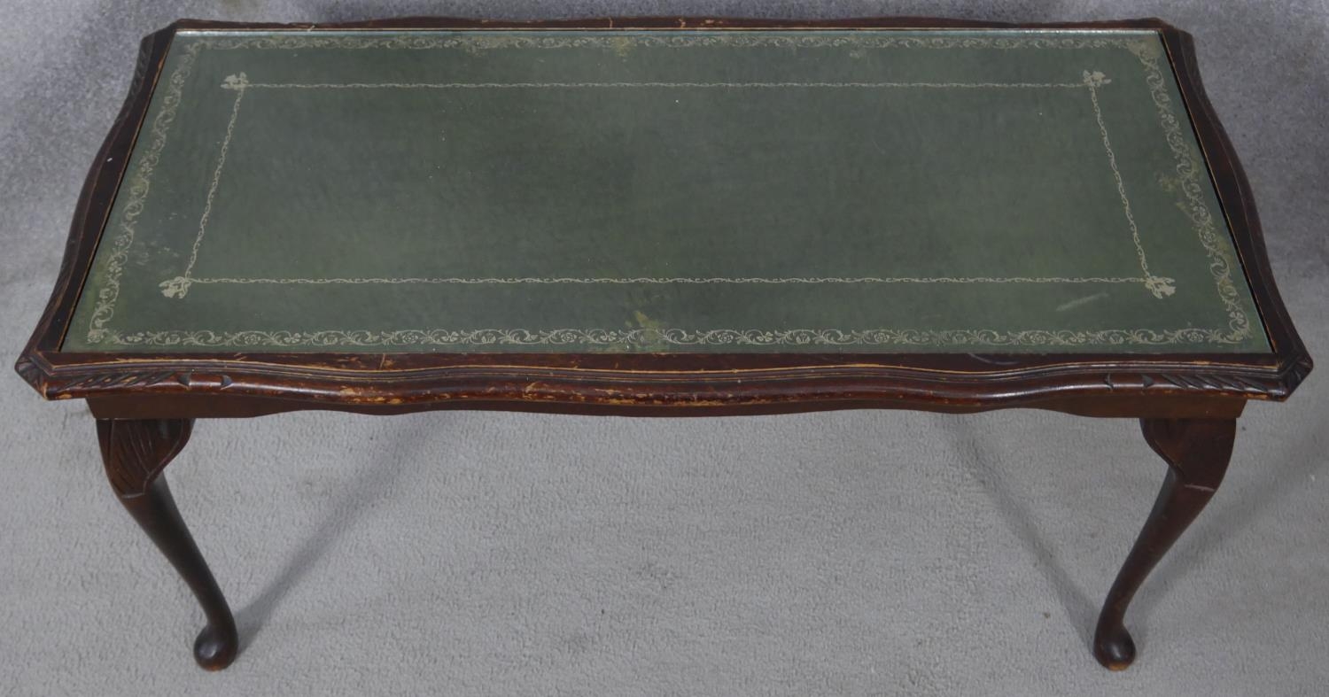 A Georgian style mahogany coffee table with inset plate glass top and tooled leather insert on - Image 3 of 5