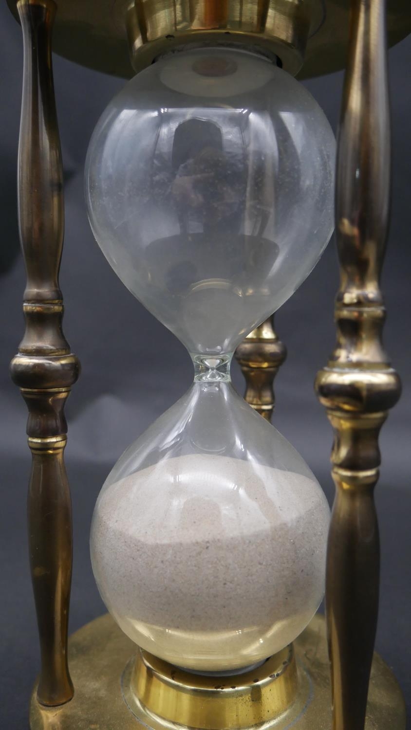 A vintage brass cased hourglass and a battery powered brass mantel clock with carrying handle. H. - Image 7 of 8