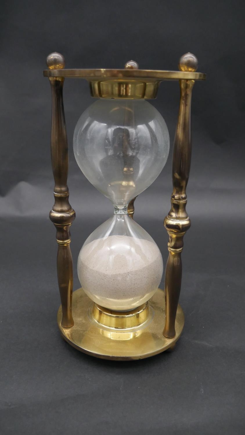 A vintage brass cased hourglass and a battery powered brass mantel clock with carrying handle. H. - Image 6 of 8