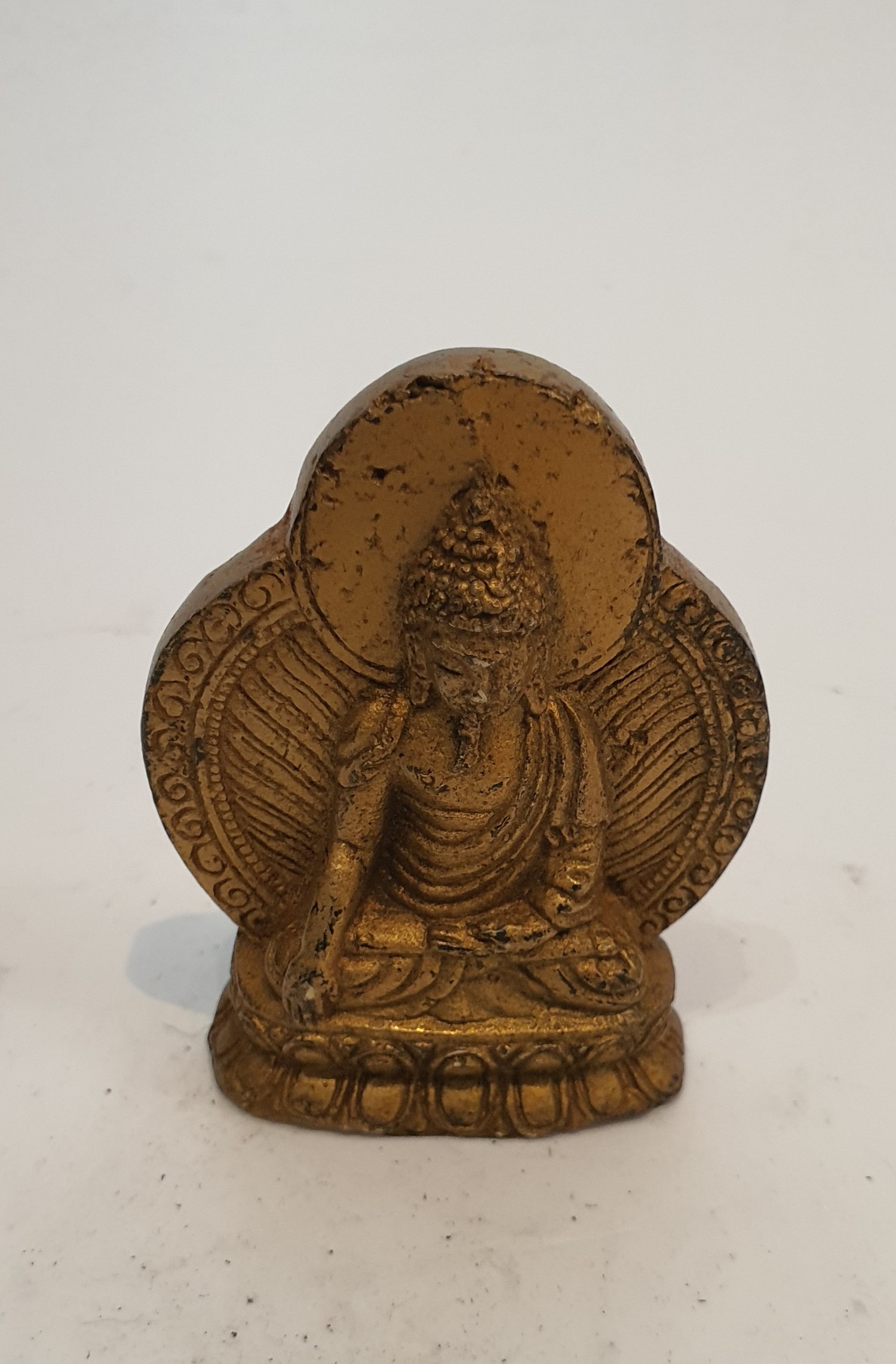 A Tibetan gilded bronze buddha with ray of light behind. H.7cm - Image 2 of 2