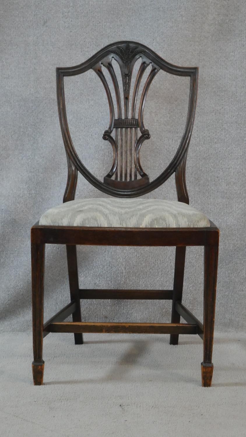 A set of eight Hepplewhite style mahogany shield back dining chairs with drop in seats on square - Image 2 of 9