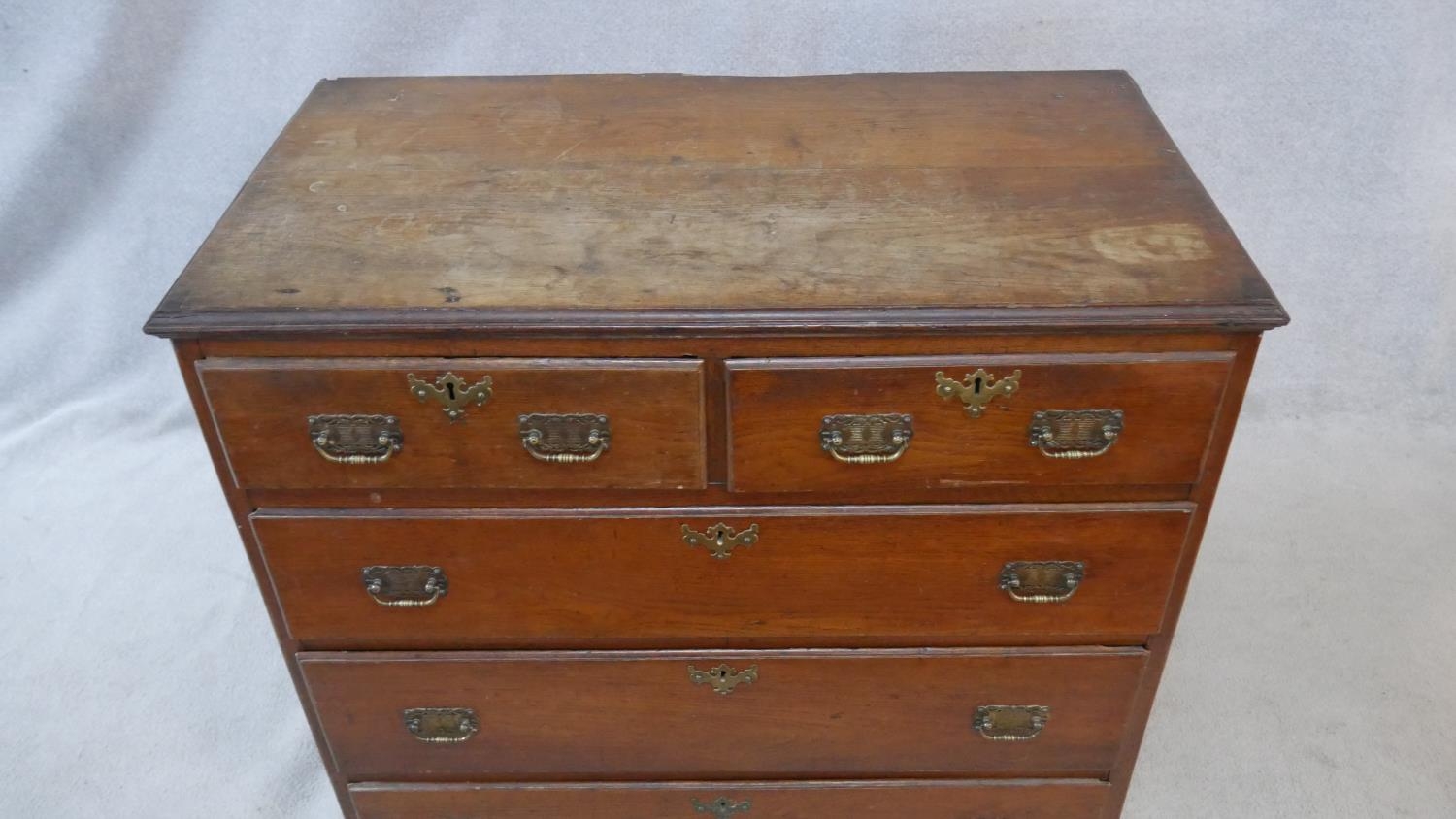 A Georgian country oak chest of two short above three long drawers. H.94 W.103.5 D.55cm - Image 6 of 7