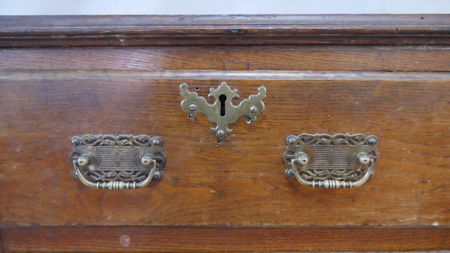 A Georgian country oak chest of two short above three long drawers. H.94 W.103.5 D.55cm - Image 3 of 7