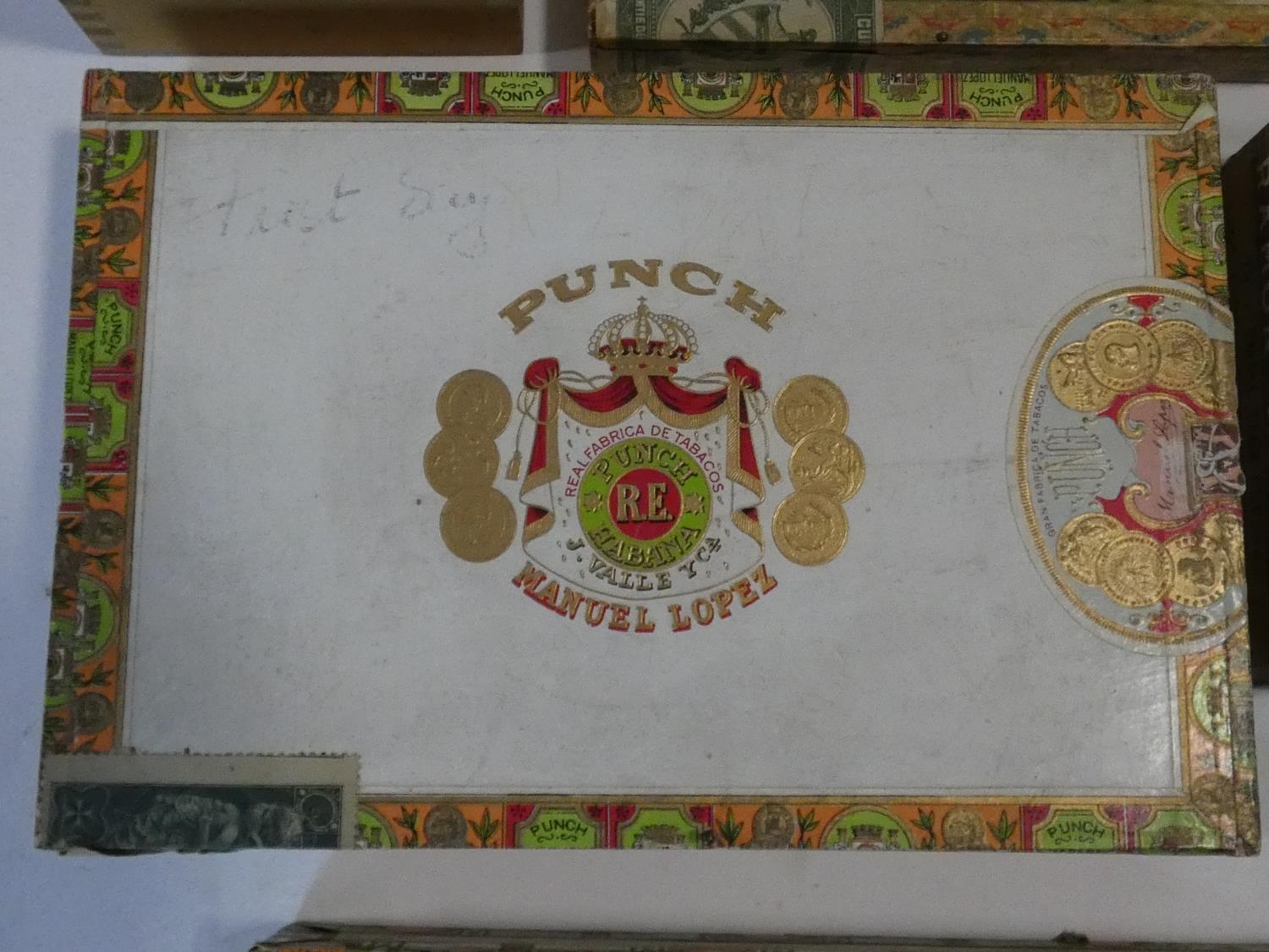 A miscellaneous collection of thirteen vintage Cuban cigar boxes, various brands. H.8 L.15 W.21cm - Image 6 of 16