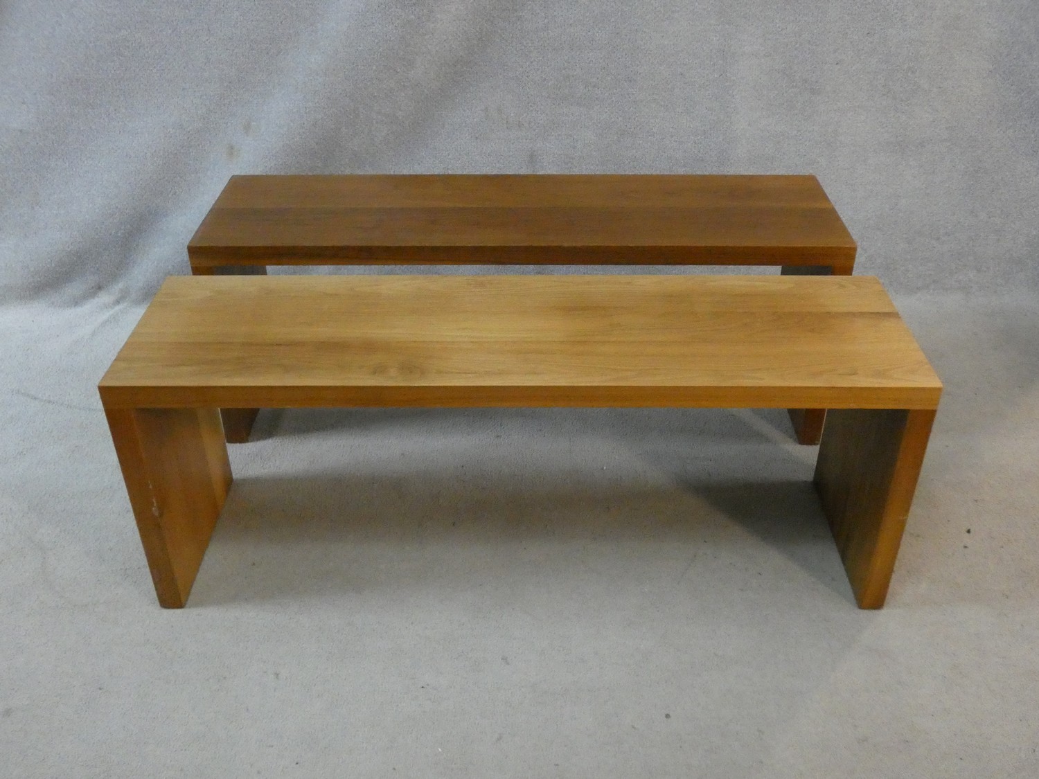 A pair of contemporary hardwood benches with planked top and supports. H.46.5 L.125.5 W.35cm