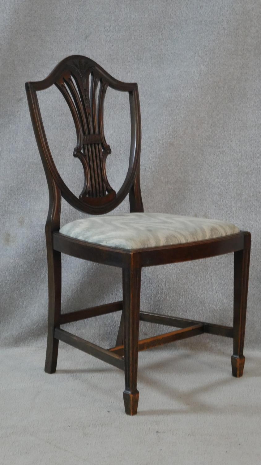 A set of eight Hepplewhite style mahogany shield back dining chairs with drop in seats on square - Image 3 of 9