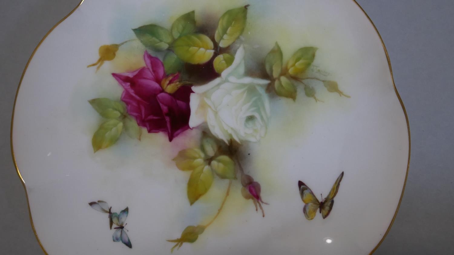 An antique Hadley Roses Royal Worcester hand painted cake set. Including six plates and two - Image 8 of 17