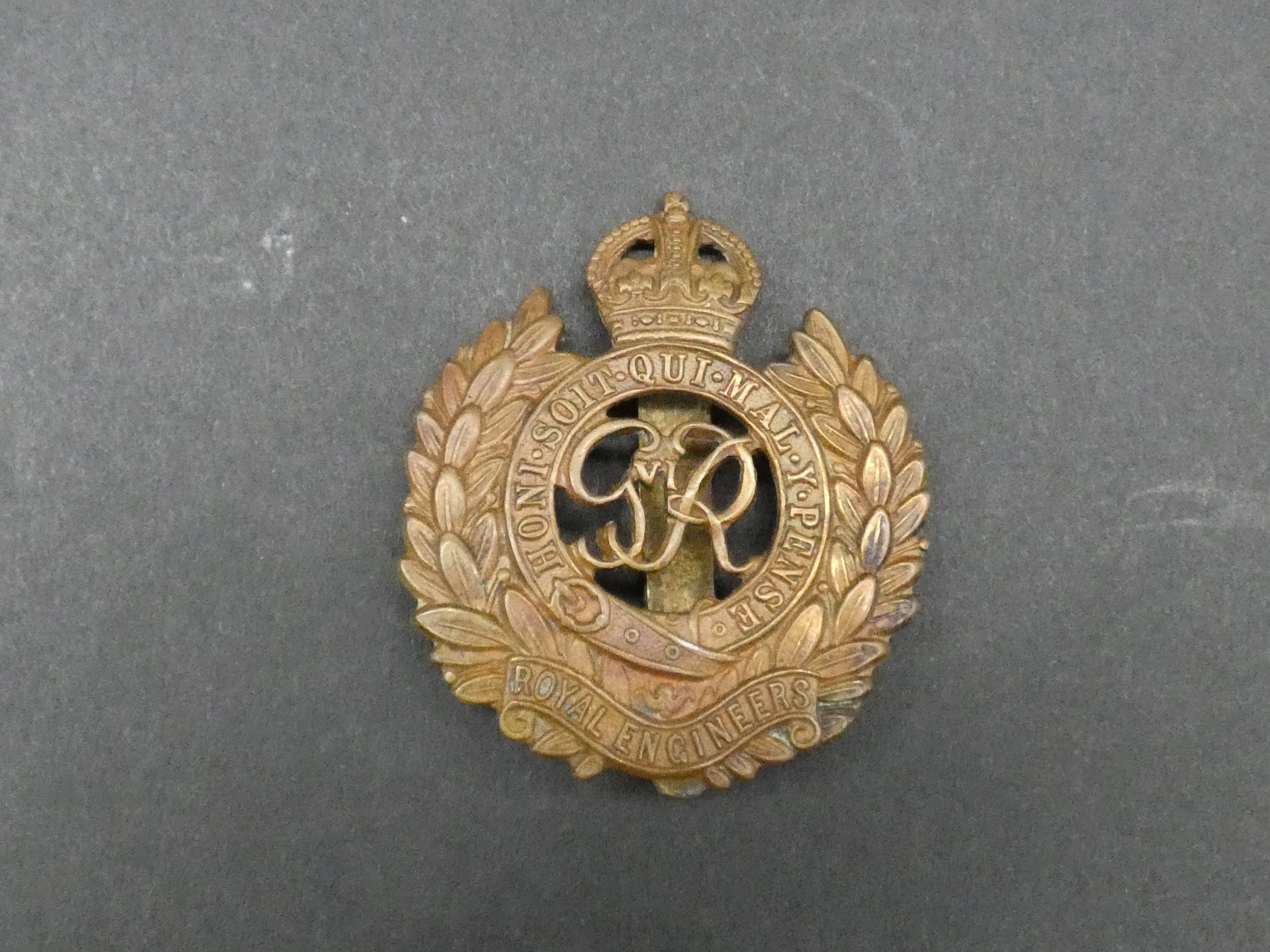 Five military cap and collar badges. Including a WW1 King's Royal Rifle Corps cap badge, a Royal - Image 7 of 9