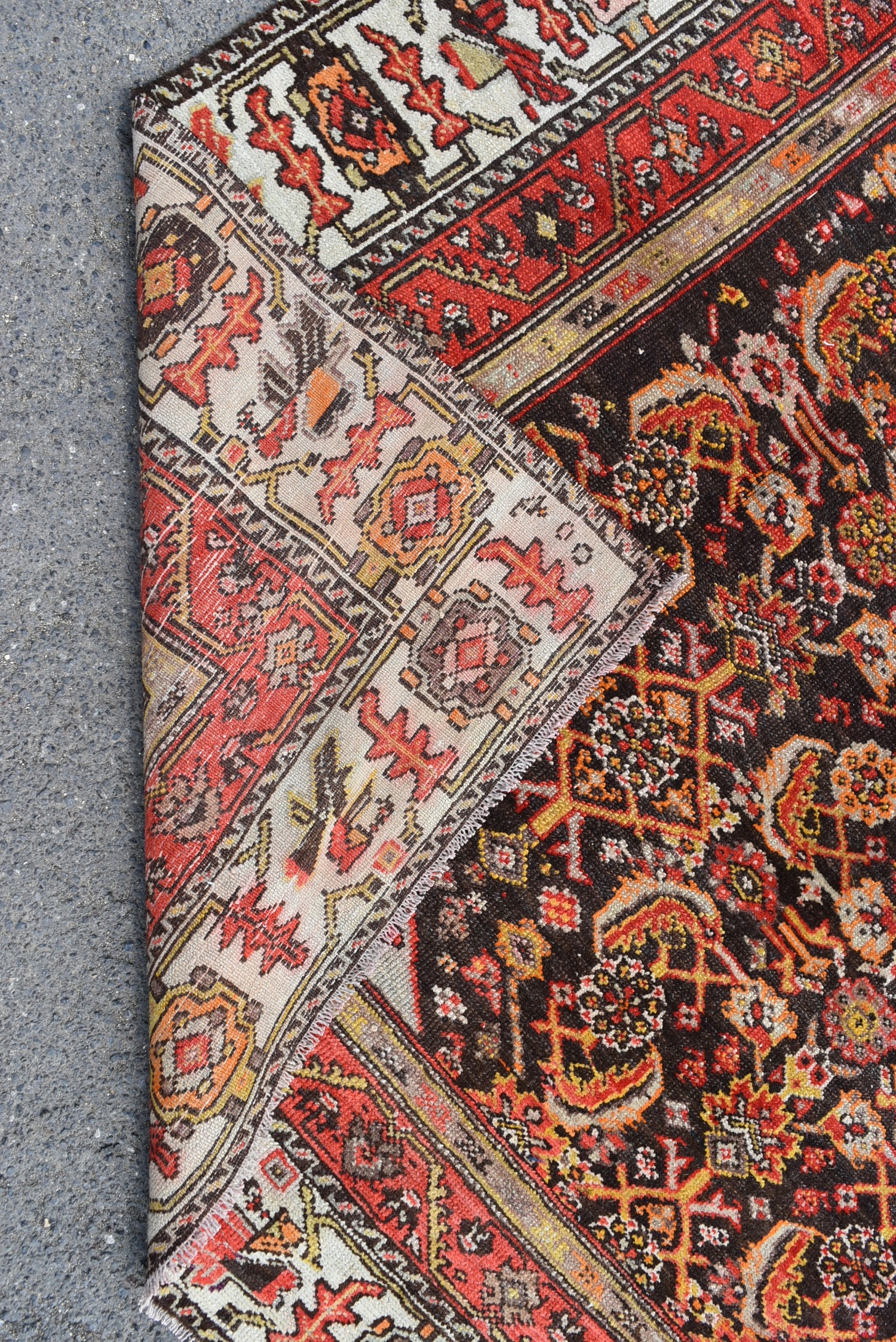 An antique Persian Malayer carpet with central hooked pole medallion on a stylised floral field - Image 5 of 6