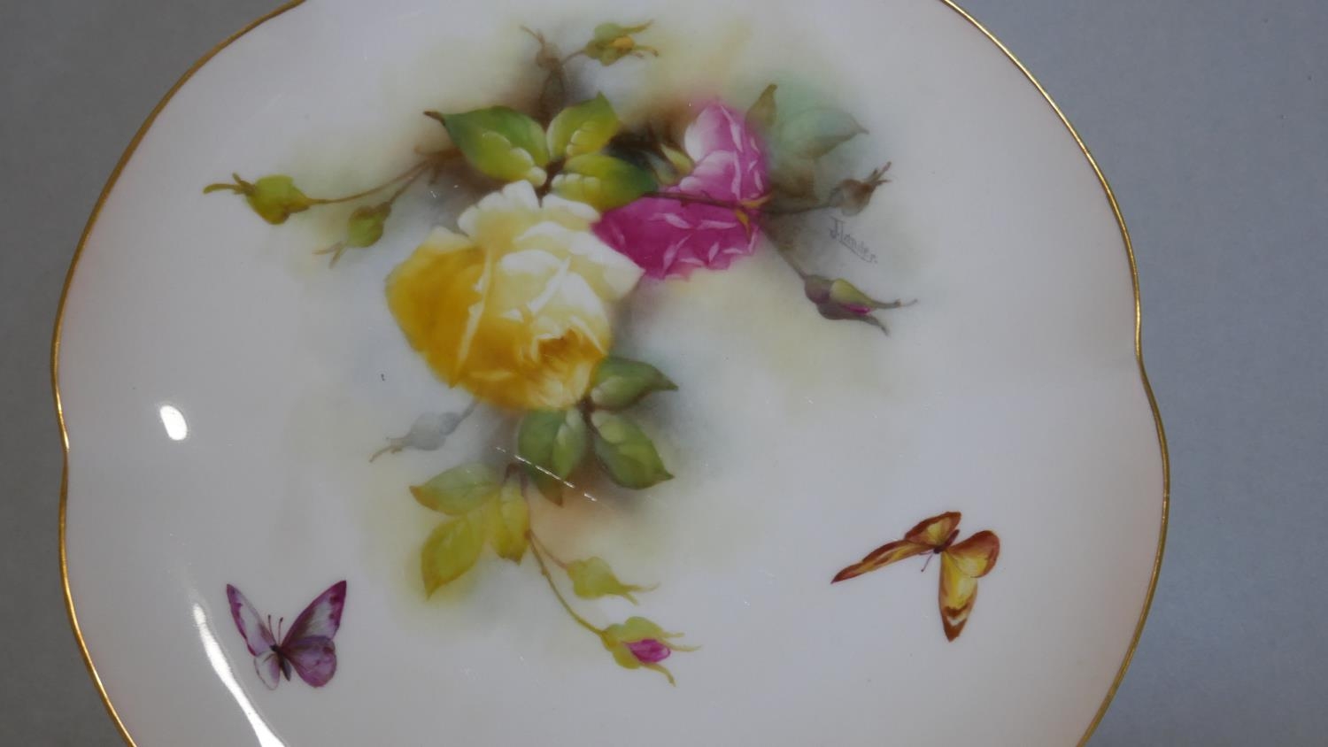 An antique Hadley Roses Royal Worcester hand painted cake set. Including six plates and two - Image 10 of 17