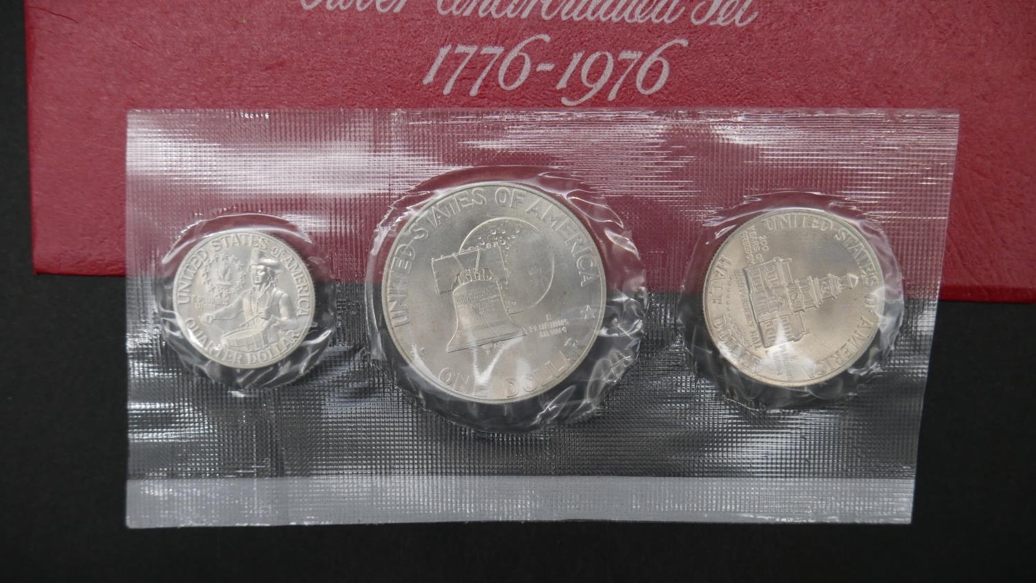 A collection of silver coins. Including a 1976 US uncirculated Silver proof Bicentennial 3 Coin Set, - Image 3 of 9