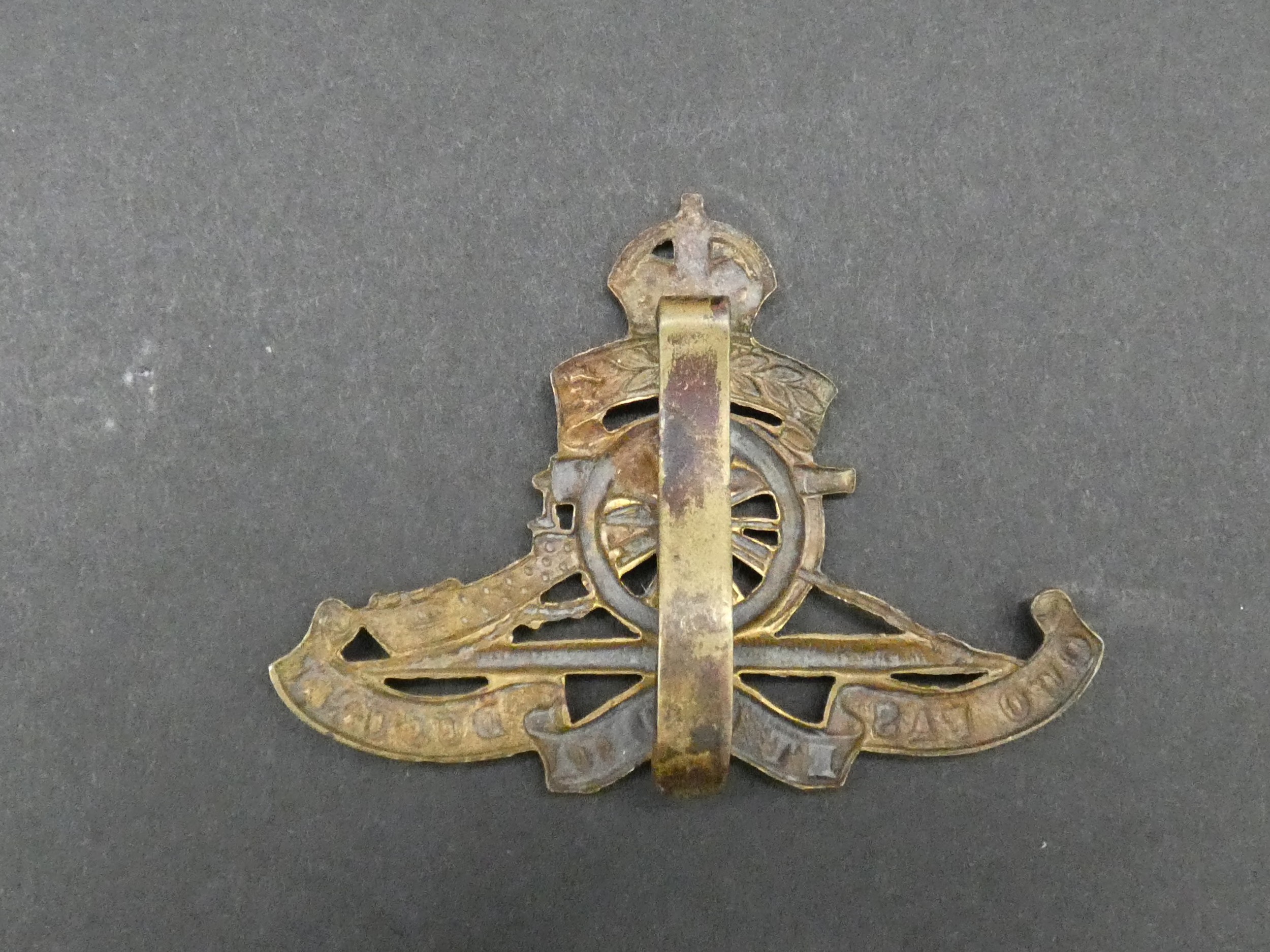 Five military cap and collar badges. Including a WW1 King's Royal Rifle Corps cap badge, a Royal - Image 6 of 9