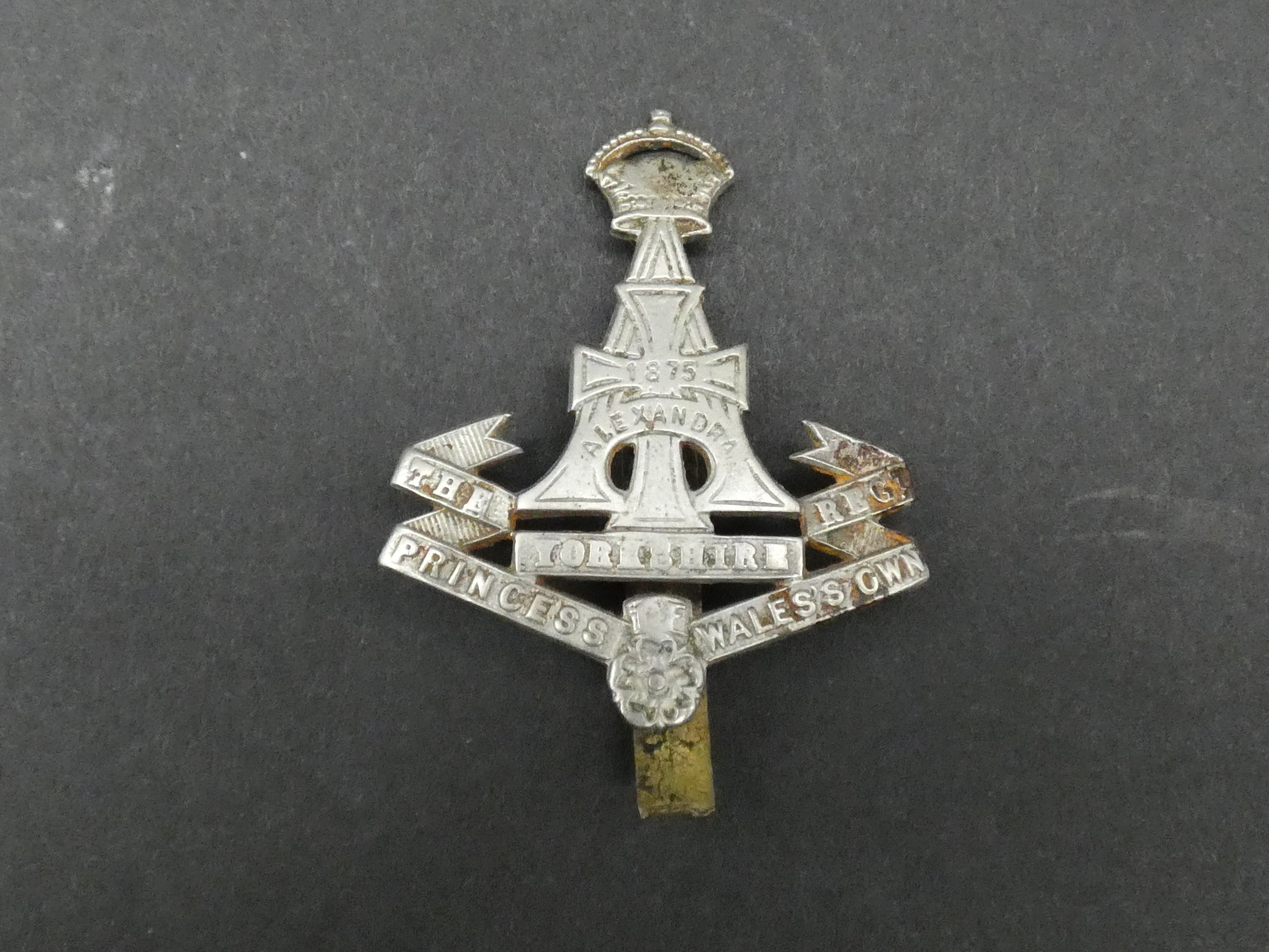 Five military cap and collar badges. Including a WW1 King's Royal Rifle Corps cap badge, a Royal - Image 8 of 9