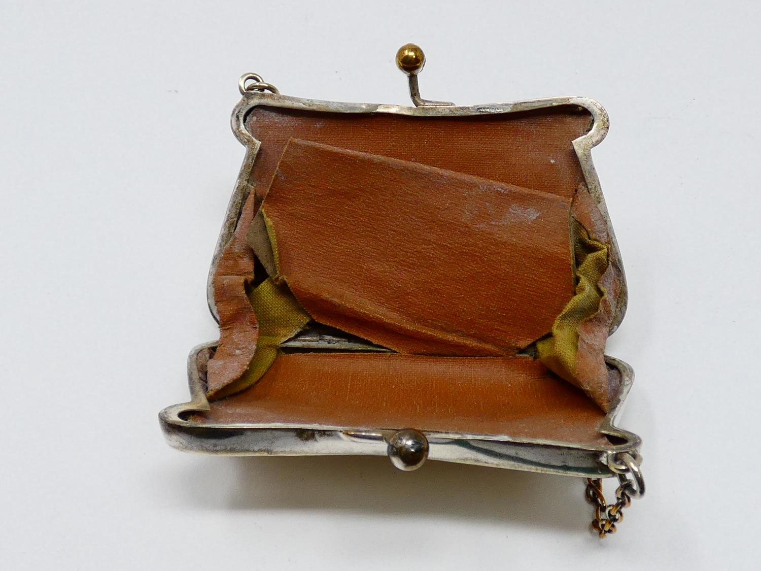 A silver and silver plated finger held ladies coin purse. The silver plated purse has a repousse - Image 3 of 10