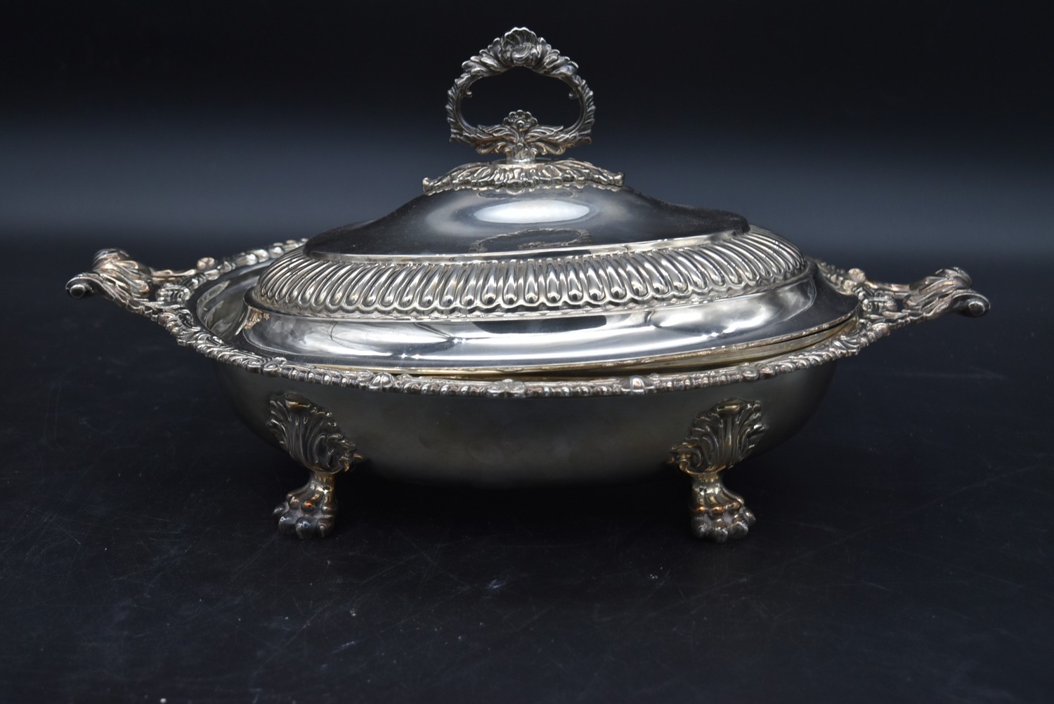 A large twin handles silver plated tray and a serving tureen with hotplate and cover. L.60cm (tray) - Image 5 of 16
