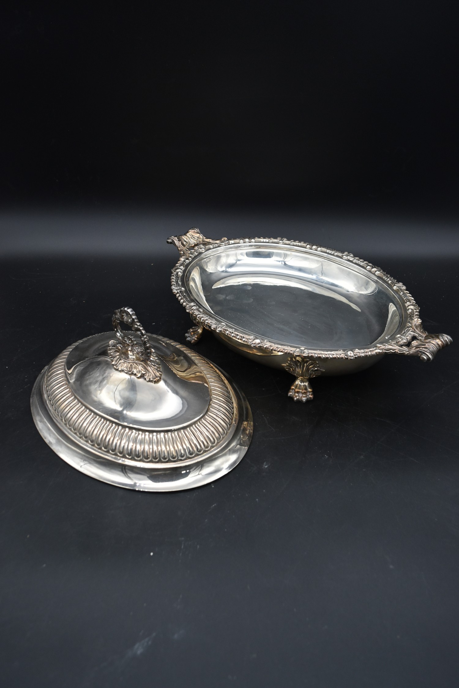 A large twin handles silver plated tray and a serving tureen with hotplate and cover. L.60cm (tray) - Image 8 of 16