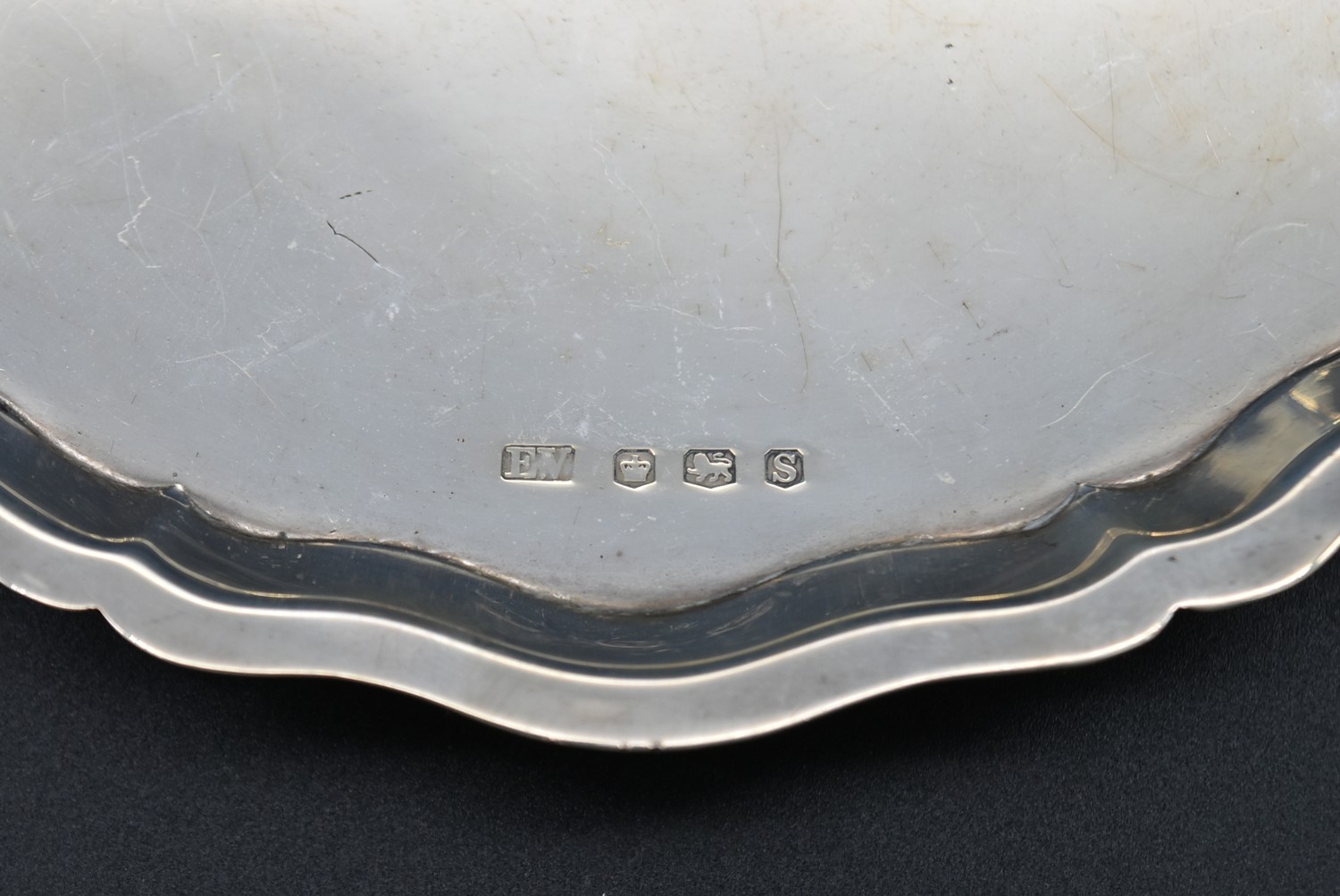 A silver card tray with shaped rim on scrolling feet, hallmarked EV for Viner's Ltd, Sheffield 1935. - Image 3 of 4