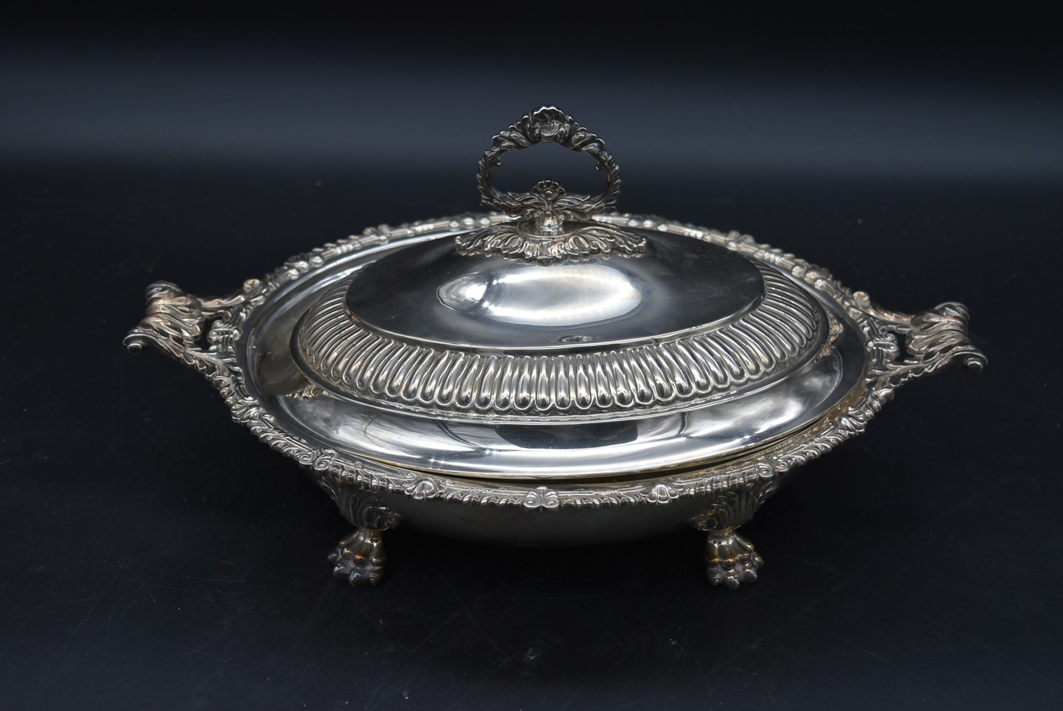 A large twin handles silver plated tray and a serving tureen with hotplate and cover. L.60cm (tray) - Image 6 of 16