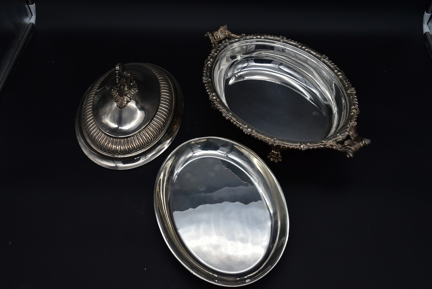 A large twin handles silver plated tray and a serving tureen with hotplate and cover. L.60cm (tray) - Image 14 of 16