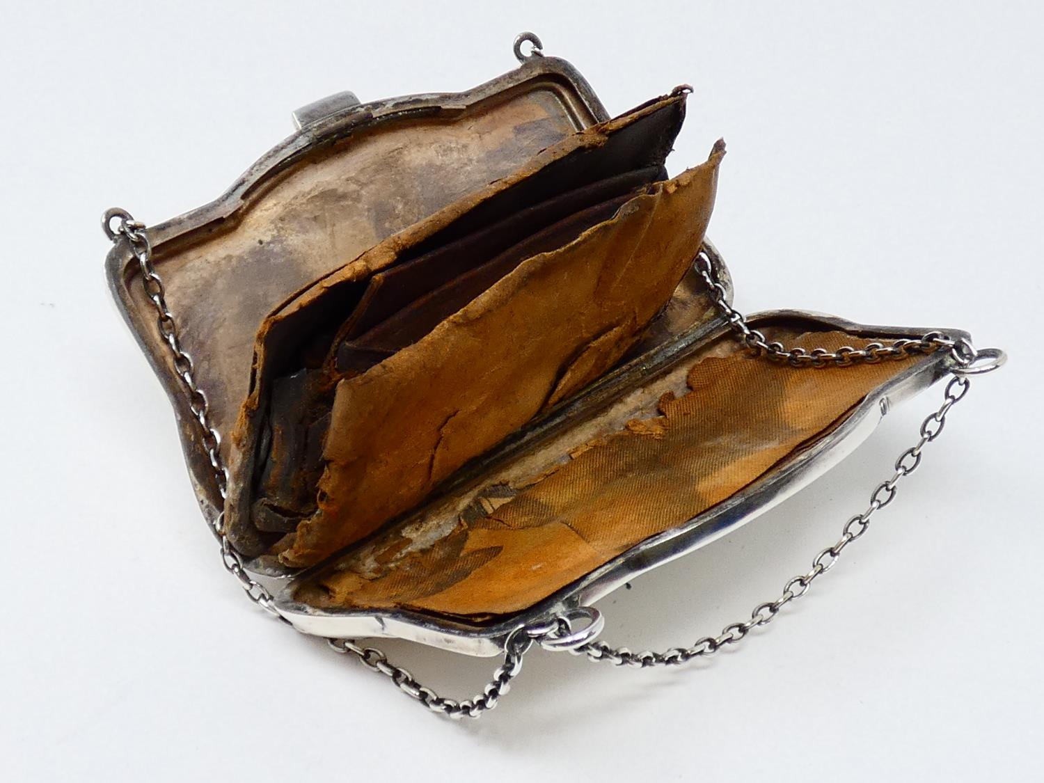 A silver and silver plated finger held ladies coin purse. The silver plated purse has a repousse - Image 9 of 10