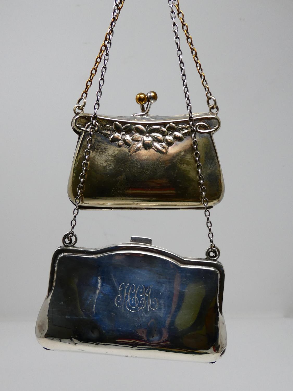 A silver and silver plated finger held ladies coin purse. The silver plated purse has a repousse - Image 10 of 10