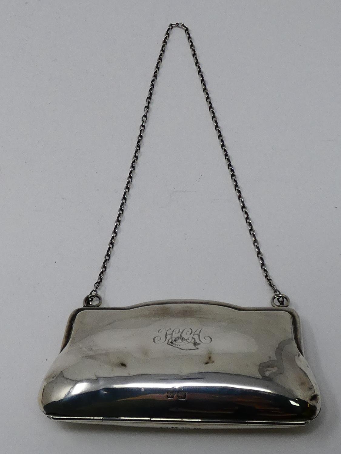 A silver and silver plated finger held ladies coin purse. The silver plated purse has a repousse - Image 5 of 10