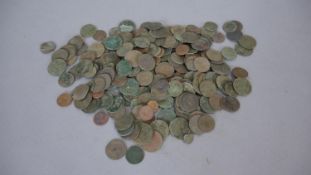 A collection of antique coins from metal detecting. Gross weight: 1400g