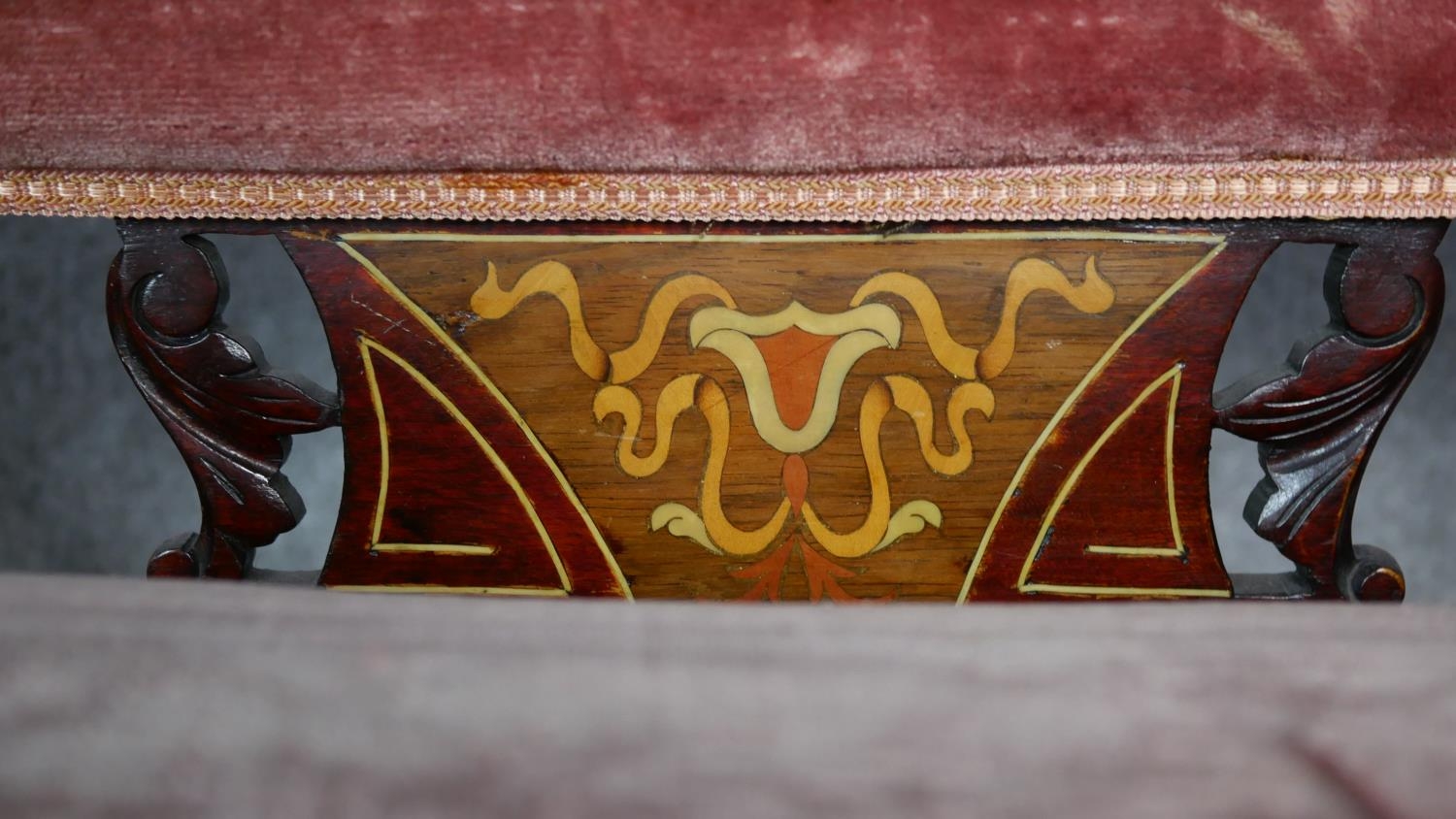 A late Victorian mahogany framed double end chaise longue in buttoned velour upholstery and with - Image 4 of 6