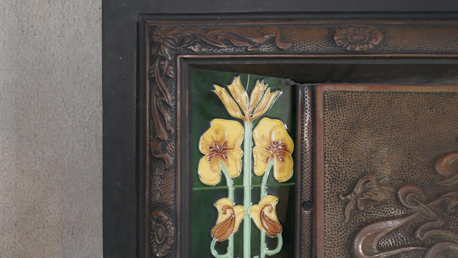 A late 19th century cast iron fire insert with stylised Art Nouveau ceramic tiled lilies flanking - Image 7 of 10