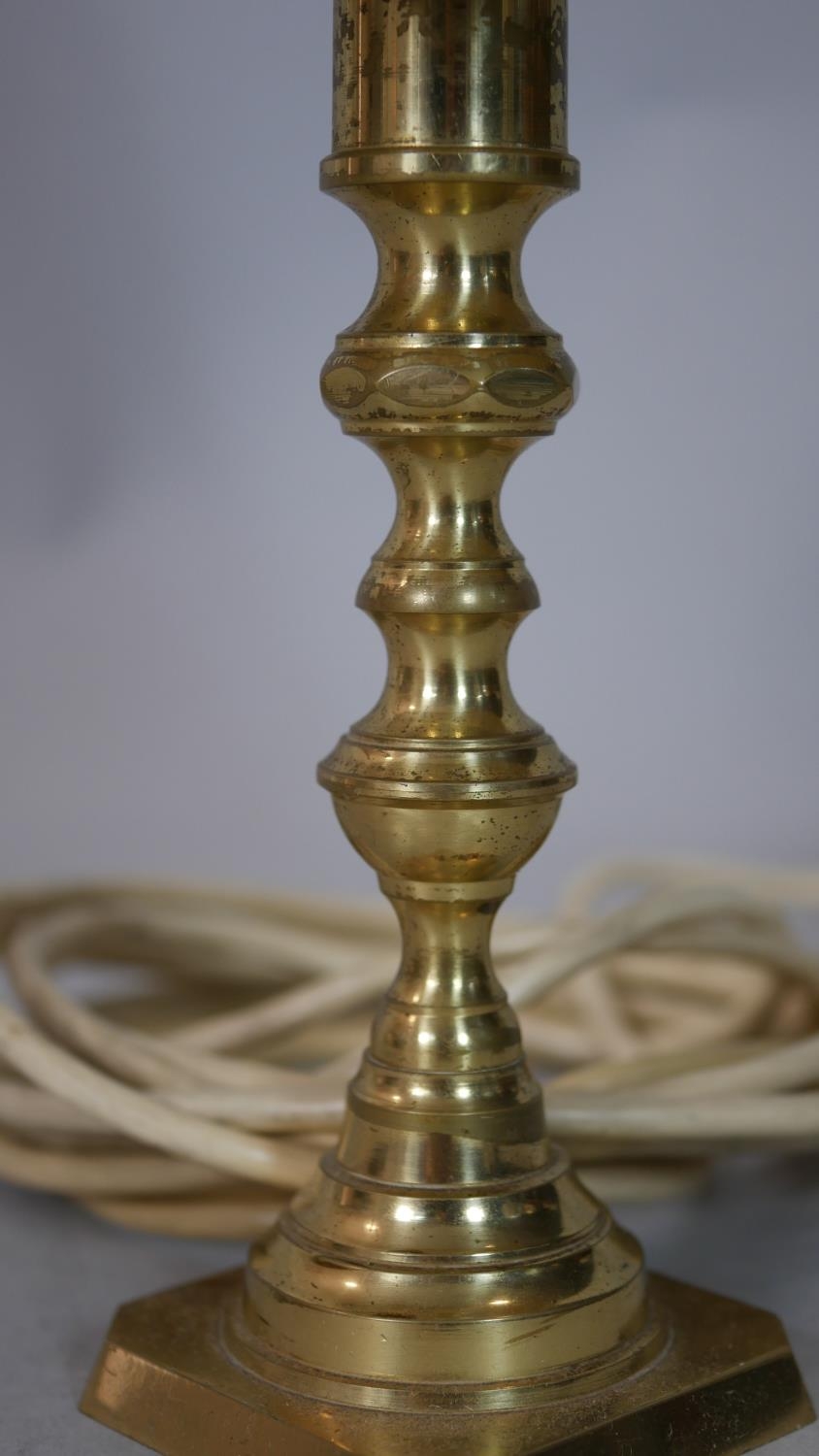 A tall brass table lamp base along with a smaller example with shade and a vintage brown glazed - Image 10 of 11