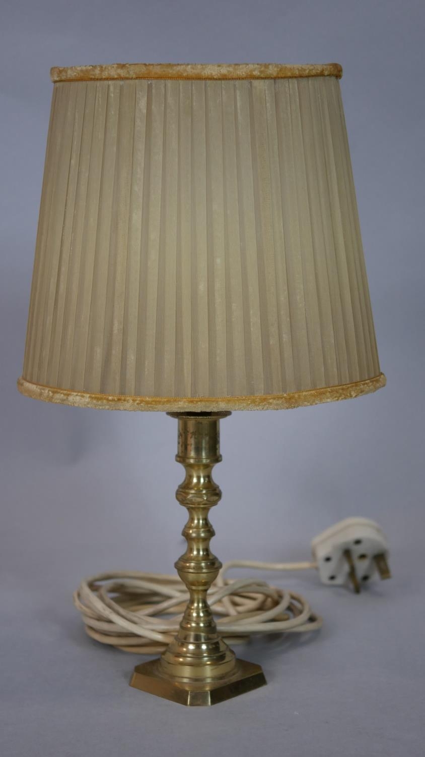 A tall brass table lamp base along with a smaller example with shade and a vintage brown glazed - Image 9 of 11