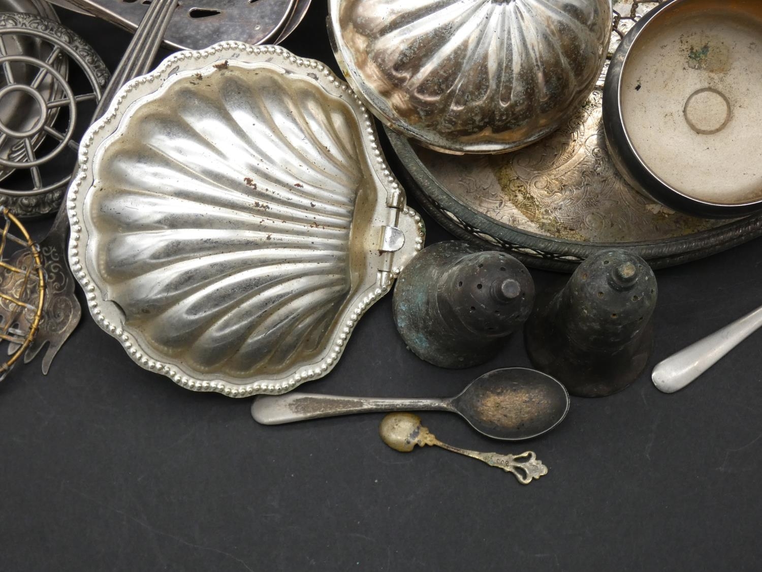 An extensive collection of miscellaneous silver plate. - Image 5 of 7