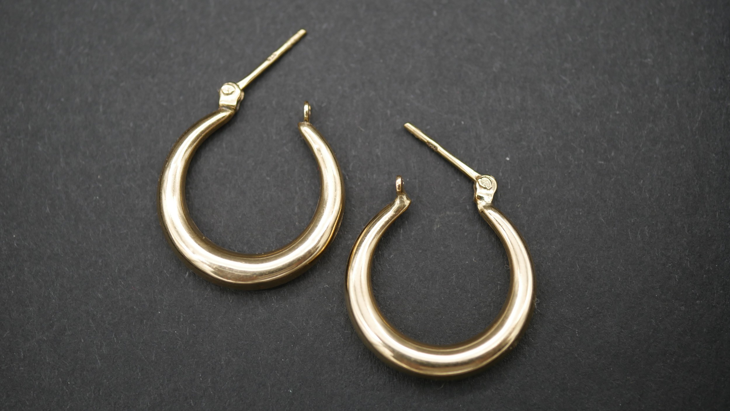 A pair of 9ct yellow gold hollow hoop earrings with secure bar fittings. Diameter 1.8cm. - Image 2 of 3