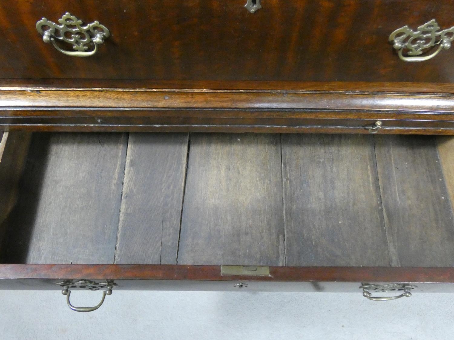 A Georgian mahogany chest on chest with blind fret cut and dentil moulded cornice above eight - Image 7 of 20