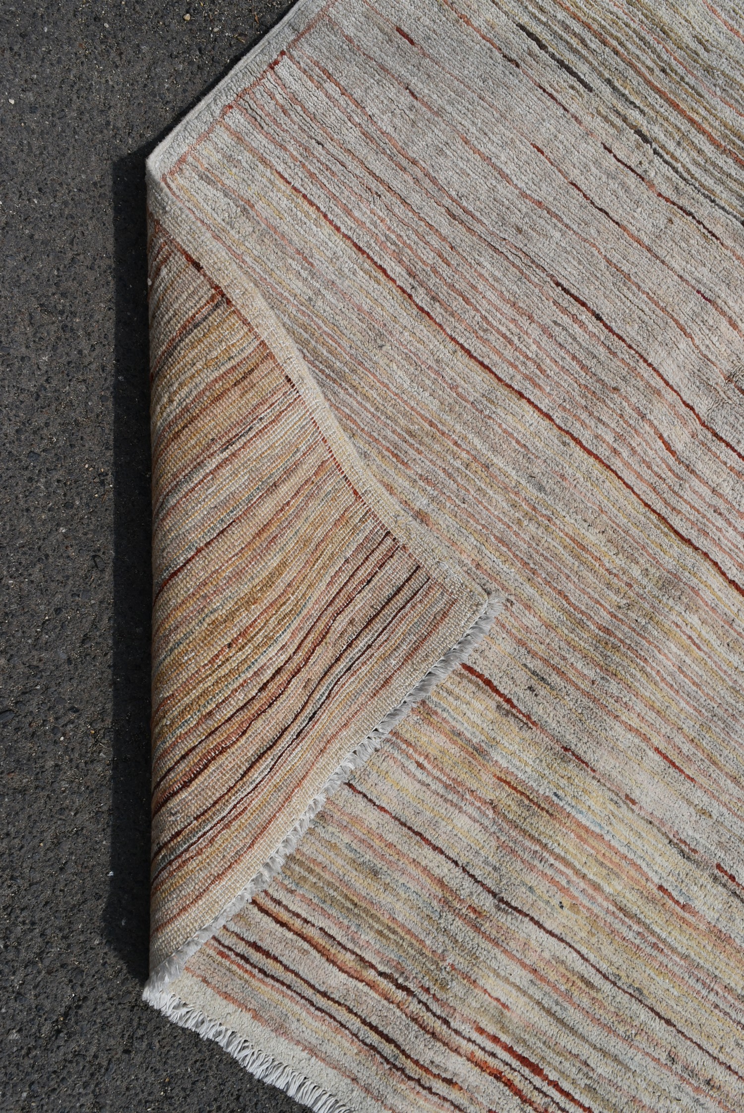 A modern rug with cross weave in hues of red and beige L.140 W.100cm - Image 3 of 3