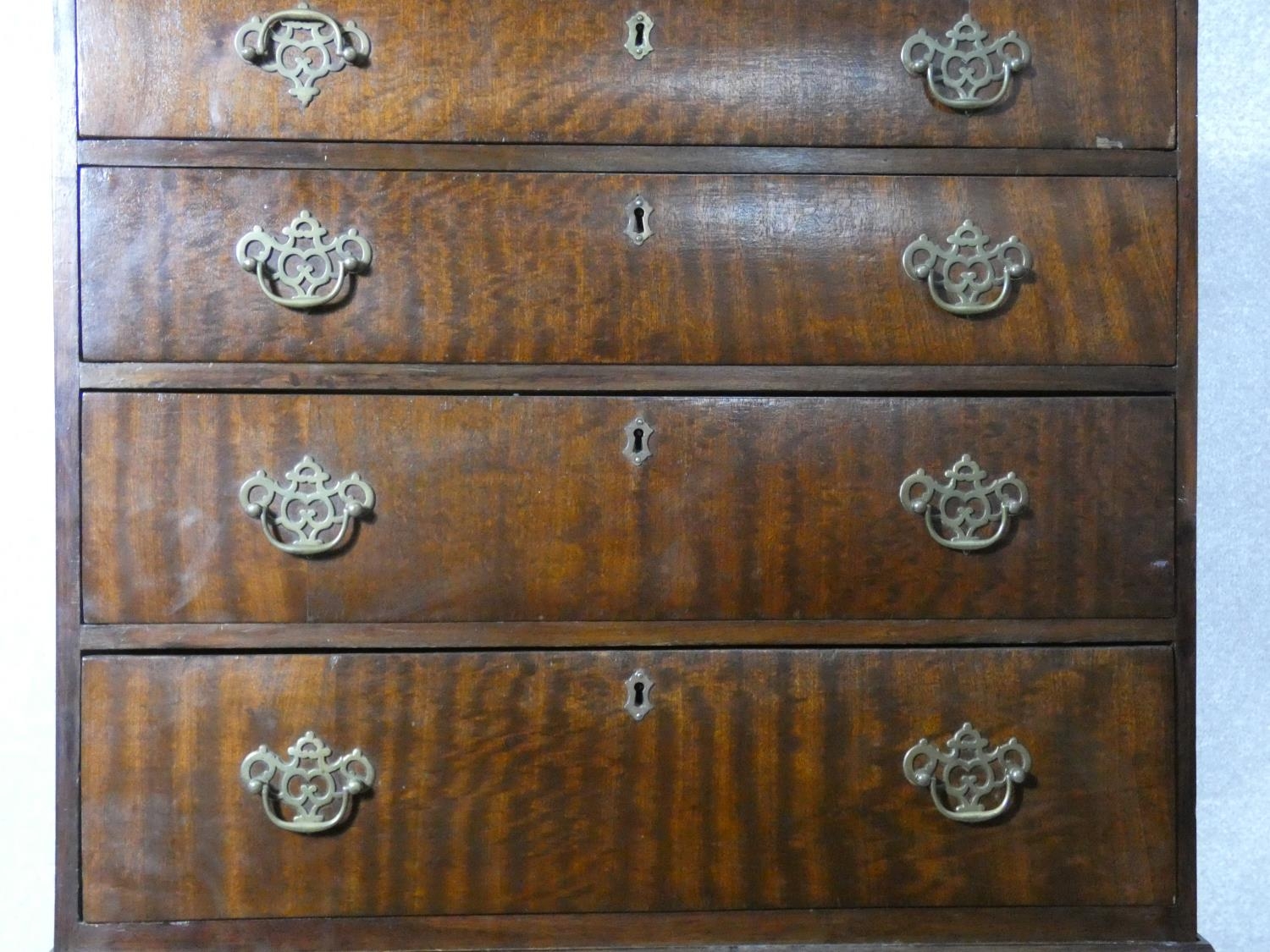 A Georgian mahogany chest on chest with blind fret cut and dentil moulded cornice above eight - Image 5 of 20