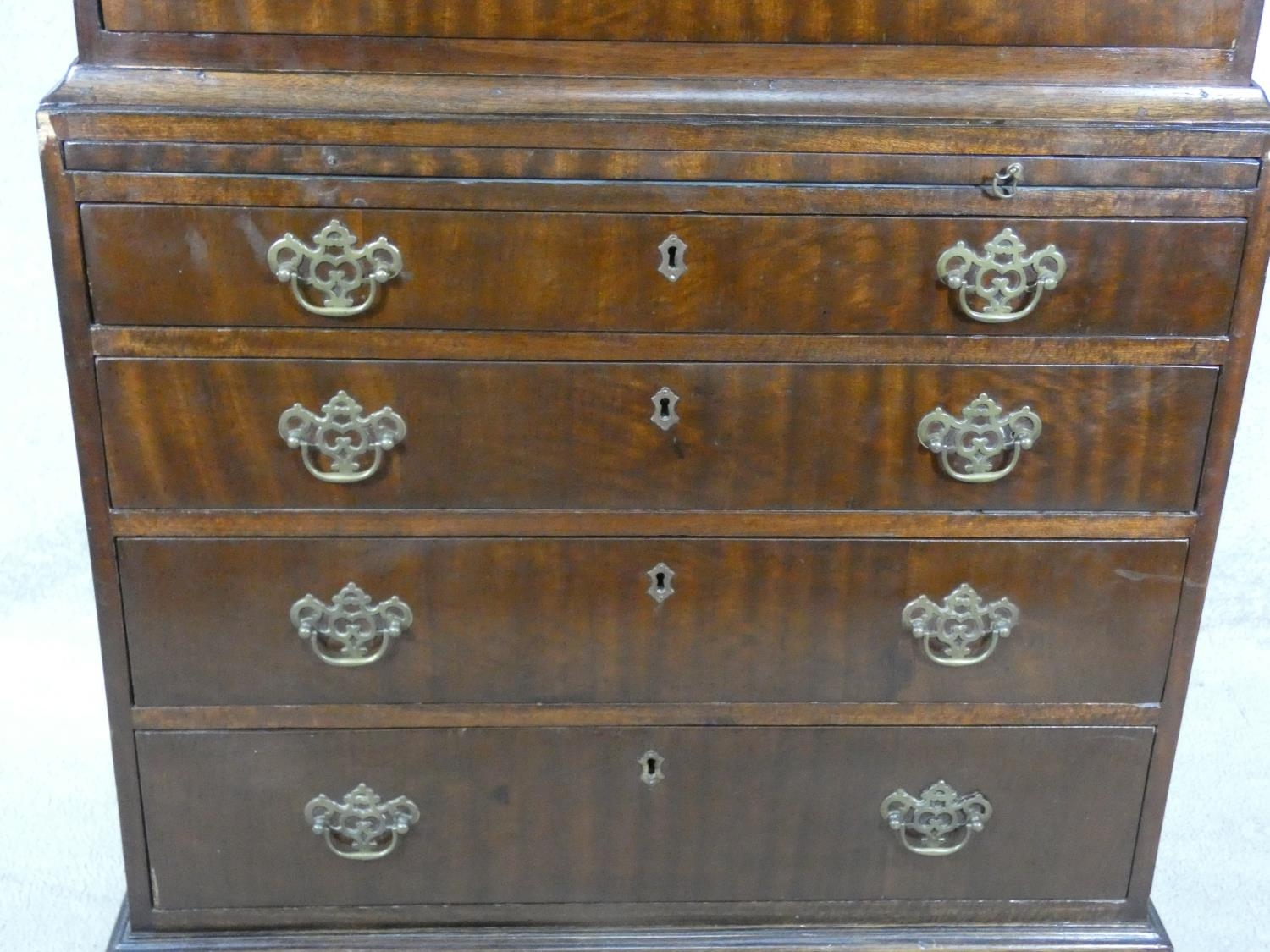 A Georgian mahogany chest on chest with blind fret cut and dentil moulded cornice above eight - Image 6 of 20