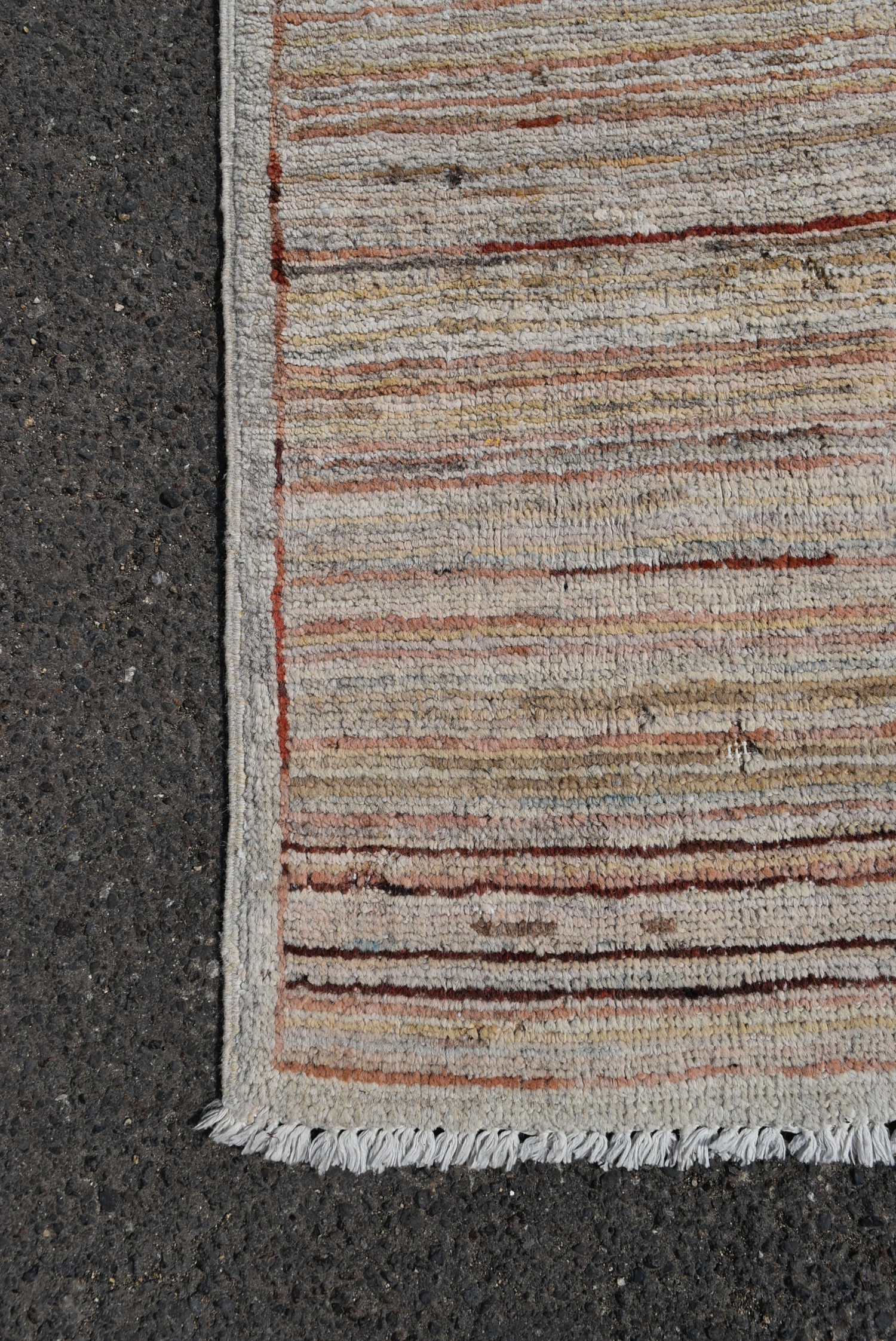 A modern rug with cross weave in hues of red and beige L.140 W.100cm - Image 2 of 3