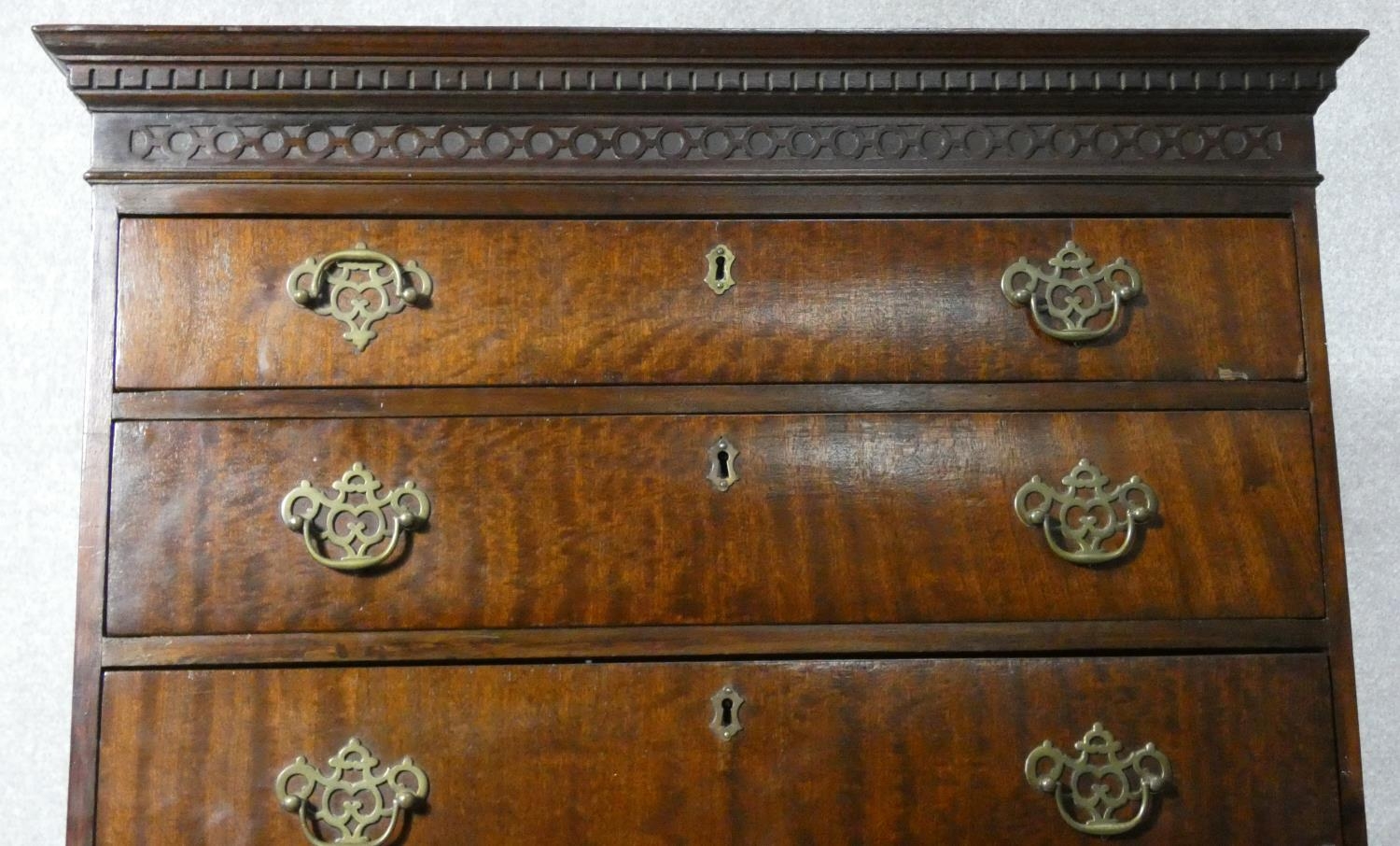 A Georgian mahogany chest on chest with blind fret cut and dentil moulded cornice above eight - Image 3 of 20