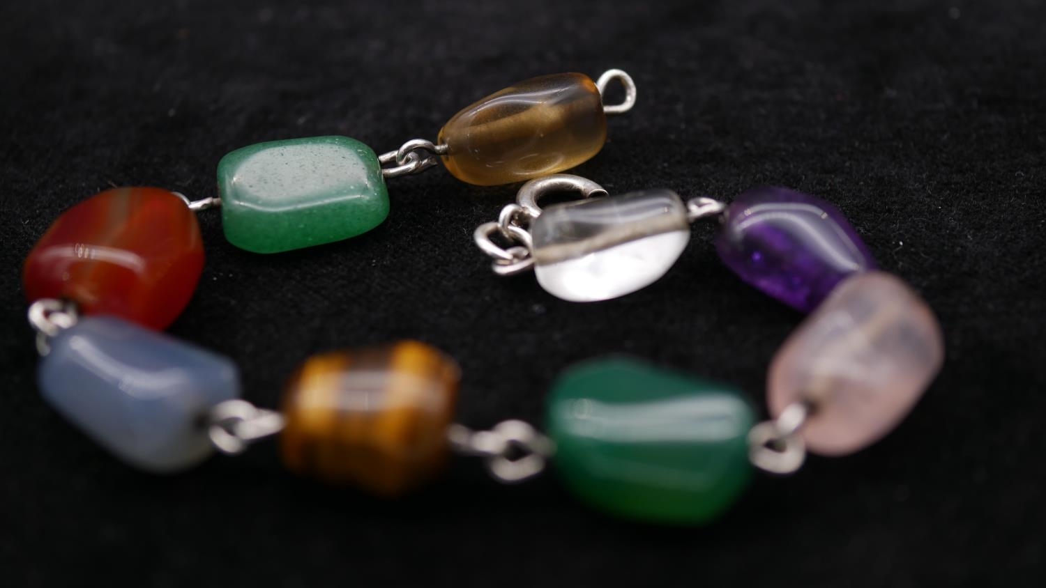 Two gemstone chain link bracelets. One with polished rectangular amethyst beads on yellow metal wire - Image 6 of 6