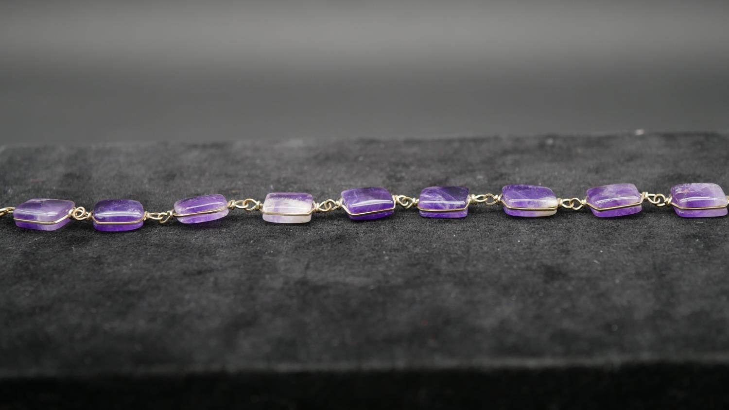 Two gemstone chain link bracelets. One with polished rectangular amethyst beads on yellow metal wire - Image 3 of 6