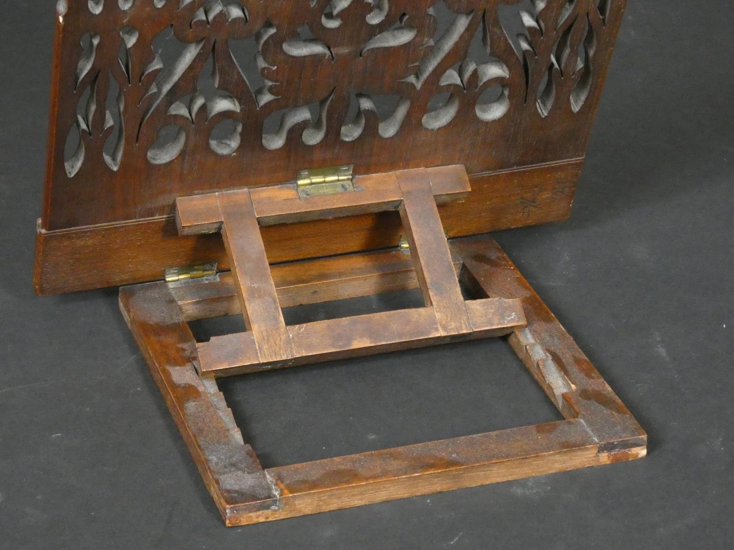 A Victorian mahogany adjustable table book or manuscript stand with Gothic pierced decoration. H. - Image 4 of 6